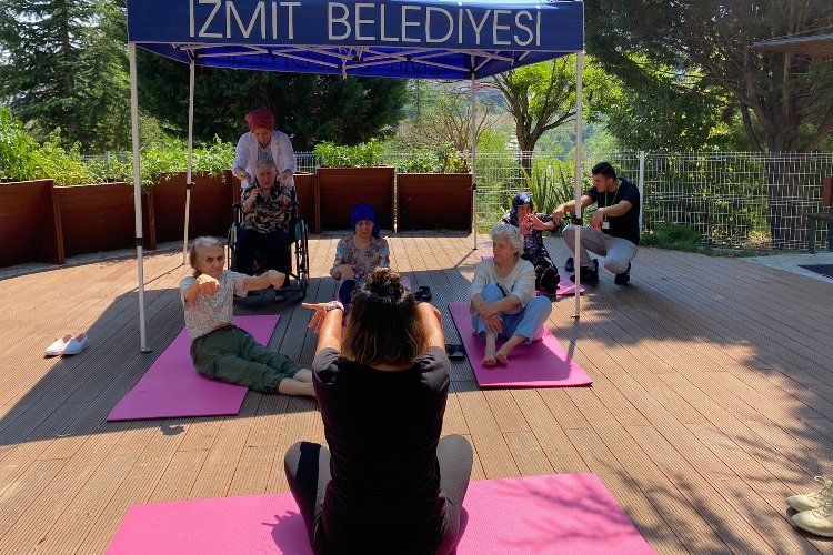 Kocaeli İzmit'te 'Alzheimer Yaşam'da yoga etkinliği