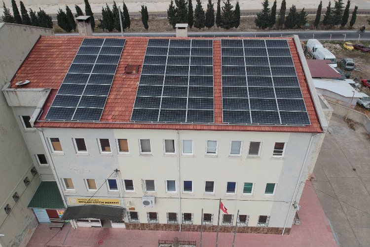 Balıkesir'de okulun çatısına GES kurdular... Sattıkları elektrikle labaratuvar yaptılar