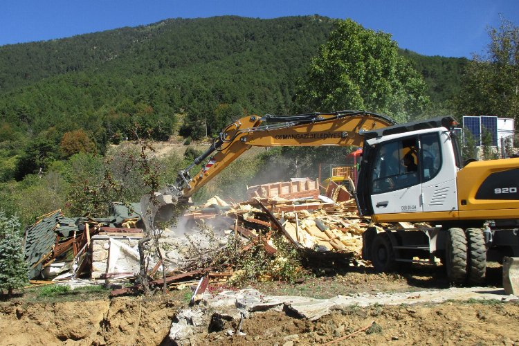 Bursa Osmangazi'de orman arazisindeki kaçak ev yıkıldı