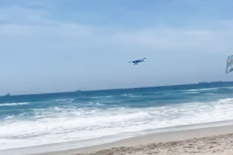 California'da küçük uçak sahile düştü!