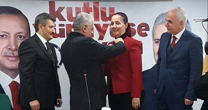 CHP'den AK Parti'ye Geçen Belediye Başkanına Parti Rozetini Başbakan Taktı
