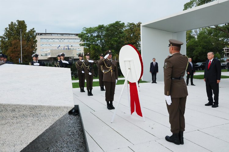 Cumhurbaşkanı Erdoğan'dan Zagreb'de Vatan Anıtı'na çelenk