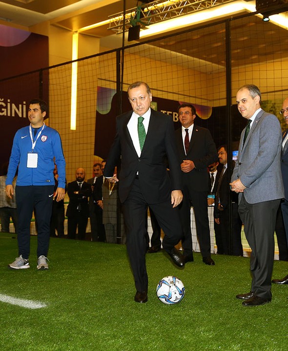 Cumhurbaşkanı Erdoğan, Bakan Zeybekçi ile masa tenisi oynadı