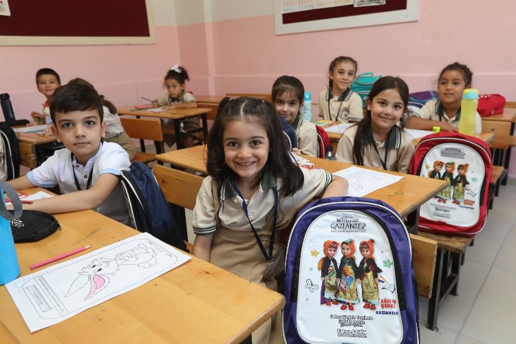 Gaziantep'te 75 bin öğrenci hediyeleriyle 'eğitime merhaba' dedi