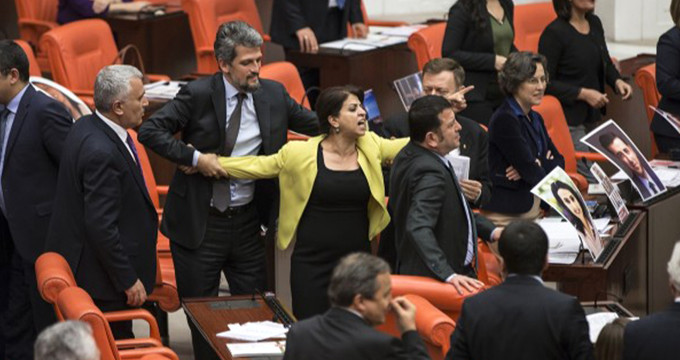 HDP'li Kadın Milletvekilini Arkadaşları Zor Zaptetti!