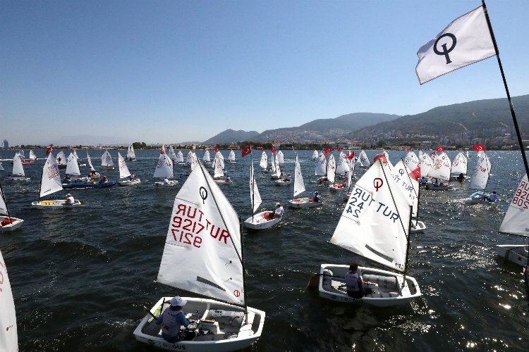 İzmir Körfezi'nde 'Kurtuluş'a yelken açtılar