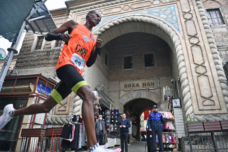 Kenyalı atletler Bursa'daki tarihi koşuya damga vurdu