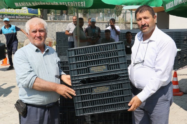 Manisa'da 4 bin 200 zeytin kasası Demircili üreticiye verildi