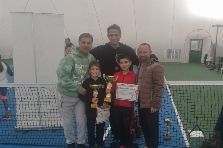 Manisa sporcusu Mete Özkan, Tenis Turnuvası'nda şampiyon oldu 