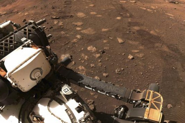 Mars'ta keşif aracı çakıla takıldı!
