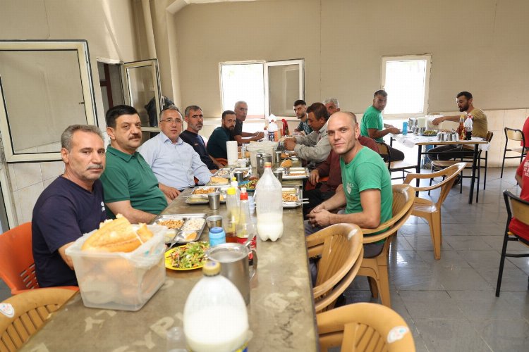 Mehmet Savran öğle yemeğini işçilerle yedi