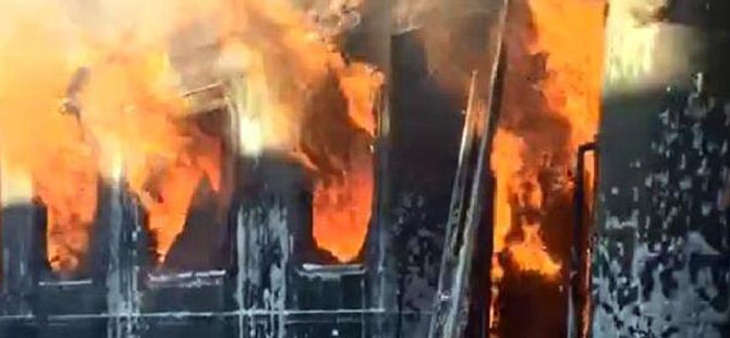 Müze alanındaki vagonlar alev alev yandı