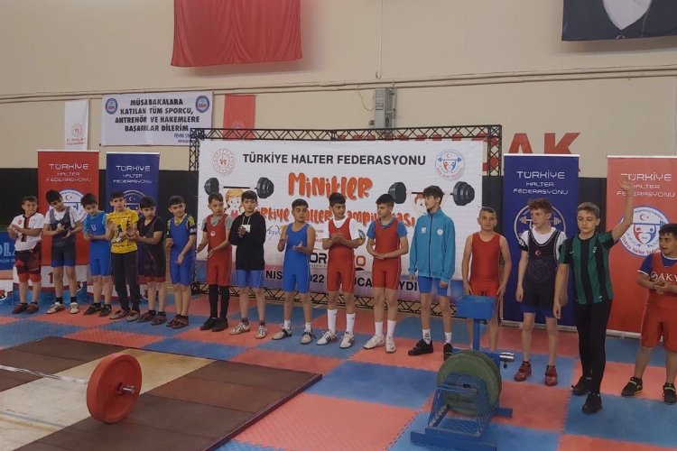 Sakarya'nın genç haltercisi Türkiye şampiyonu oldu
