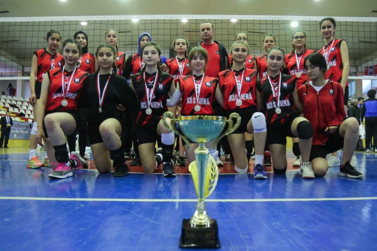 Sivas'ta Liseler Arası Voleybol Turnuvası sona erdi 