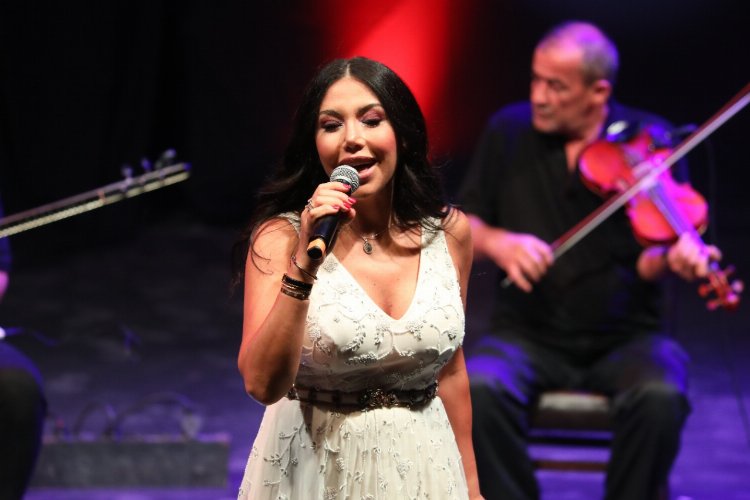 Ünlü şarkıcı Laura Khalil Hatay'ı coşturdu